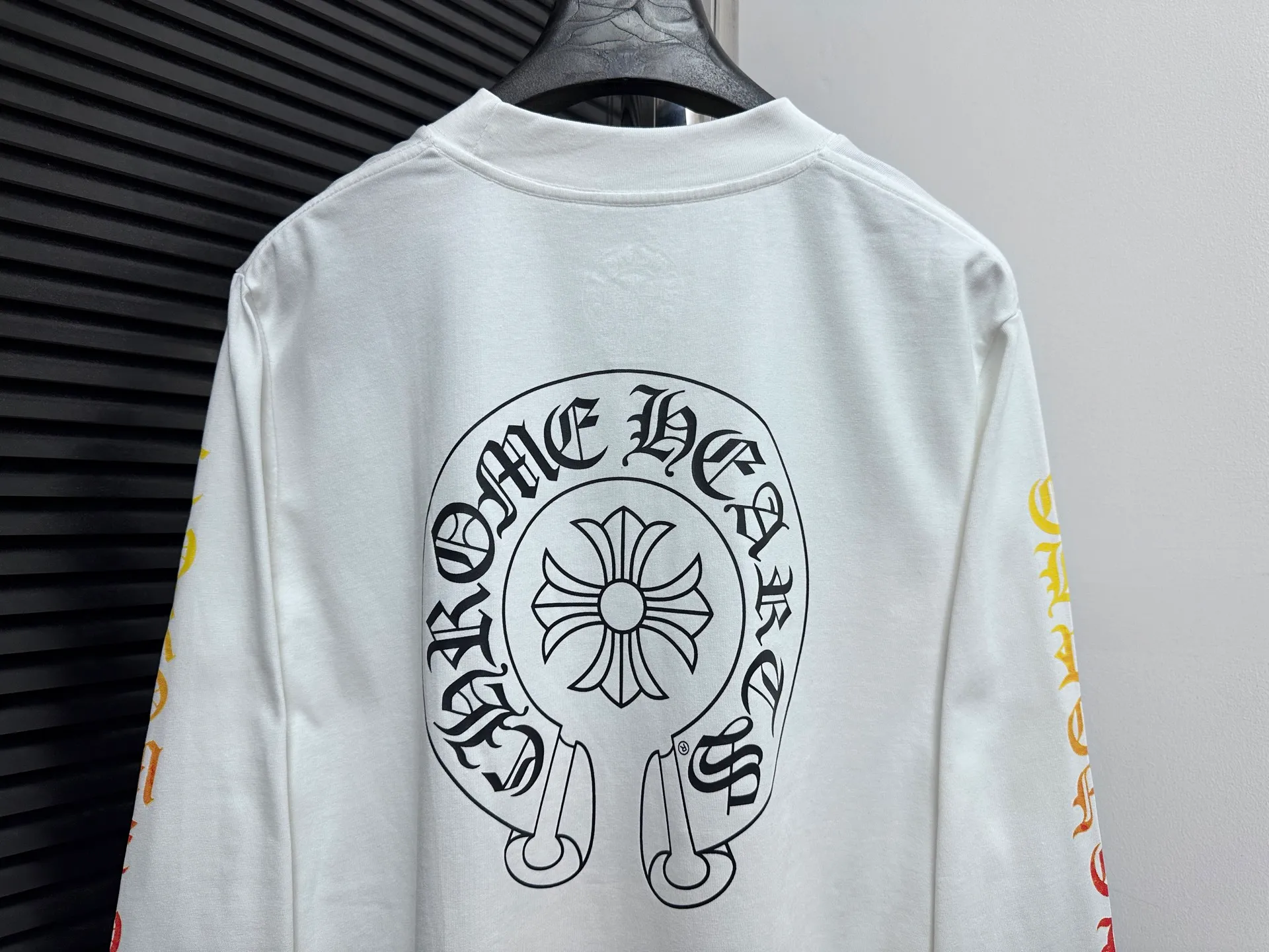 🅿️230 [Come Hearts] Crow Heart Graffiti Letters Limited Sanskrit Printed Long Sleeves, High Weight Threads on Collar and Cuffs, Custom Weaved and Dyed 280g Double Yarn Pure Cotton Fabric, Washed Anti-Counterfeiting Tags and other auxiliary labels are all correct versions, super conspicuous, super pretty, super stylish, same style for men and women! The overall upper body highlights fashion and individuality, and when worn together by a couple, it is a recommended T-shirt by the Street Ace!! Same style for men and women Size: XS-L